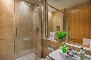 Bathroom - The White Horse Hotel & Brasserie (Romsey)