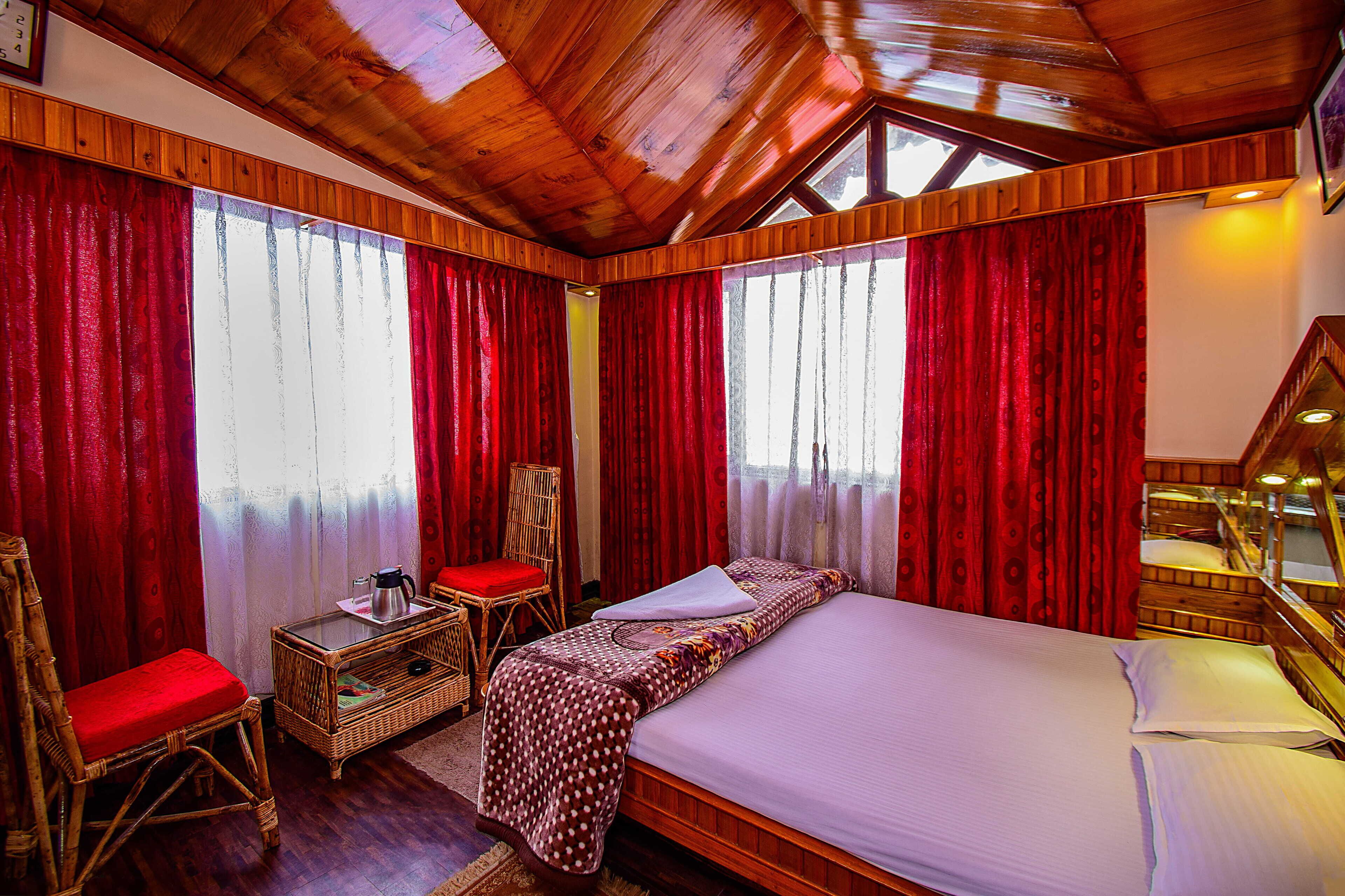 Habitación doble superior, vista a la montaña | Escritorio y wifi gratis 