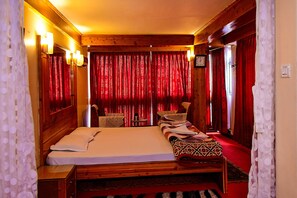 Habitación doble ejecutiva, vista a la montaña | Escritorio y wifi gratis 