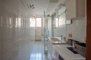 Chuveiro, bidê, toalhas de banho 