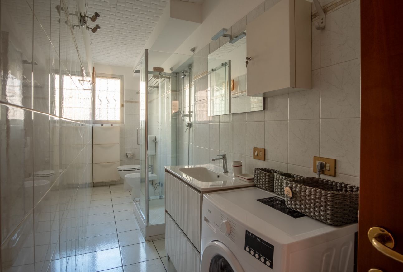 Shower, bidet, towels