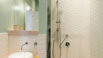 Douche, sĂšche-cheveux, bidet, serviettes fournies