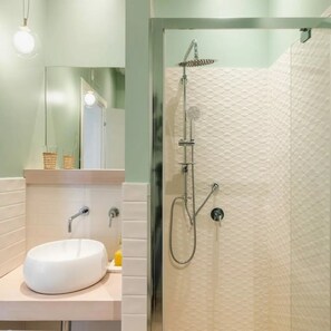 Regadera, secadora de cabello, bidet, toallas 