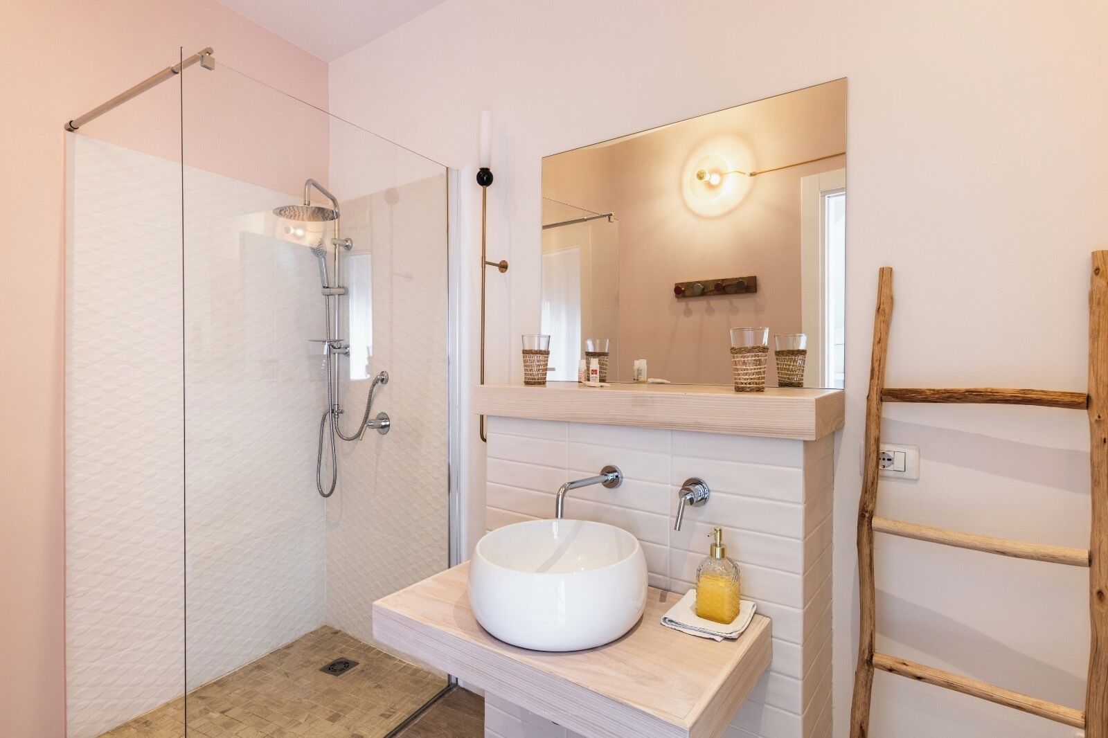 Doccia, asciugacapelli, bidet, asciugamani