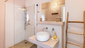 A modern bathroom with a glass shower enclosure, a white sink with a wooden countertop, and a wooden ladder leaning against the wall. - Bed&Breakfast Anna's Dream a 500m dal centro storico e 1,2 km dal mare di Avola (Avola)
