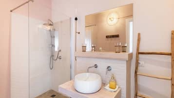 Douche, sĂšche-cheveux, bidet, serviettes fournies