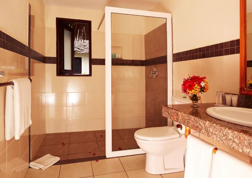 Un baño con ducha, inodoro y lavamanos.