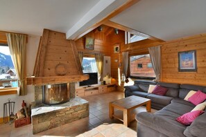 TV, fireplace, books, offices - Chalet Chamonix Valley, Mont Blanc view by ImmoConciergerie (Les Houches)