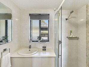 Shower, hair dryer, towels, shampoo - Beachside Apartment Overlooking Casey’s Beach (Batehaven)