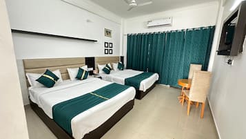 Quadruple Room | Desk, free WiFi