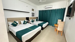 Quadruple Room | Desk, free WiFi - Park In By Jolly Plaza (Reasi)