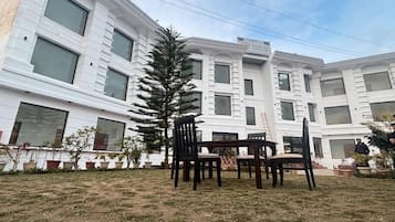 تناول الطعام بالخارج