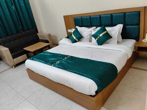 Deluxe Double Room | Desk, free WiFi - Park In By Jolly Plaza (Reasi)