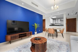 TV - Comfort Meets Location - Walk to Dubai Mall & Burj Khalifa (Downtown)