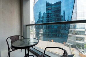 Outdoor dining - Elegant 1BR near downtown w Gym, Tennis & Basketball Courts (Business Bay)