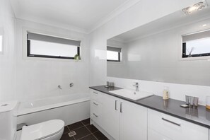 Bruser, hårtørrer, håndklæder, Shampoo