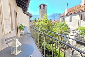 Outdoor dining - At the Tower apartment (Locarno)