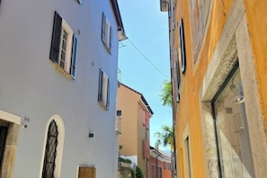 Eine schmale Straße, gesäumt von Gebäuden.