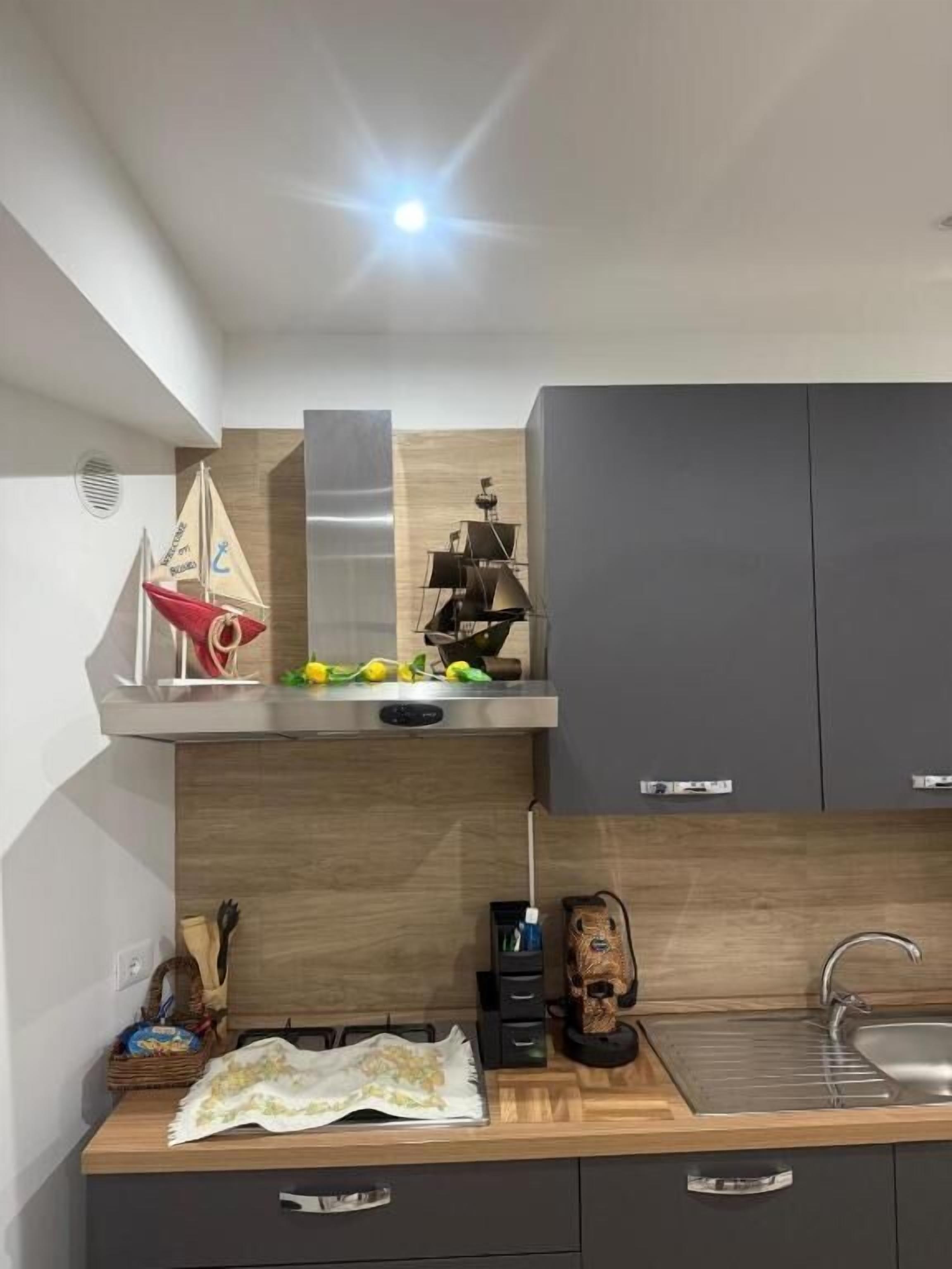 Four, plaque de cuisson, lave-vaisselle, cafetière/bouilloire