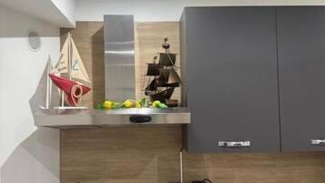 Four, plaque de cuisson, lave-vaisselle, cafetière/bouilloire