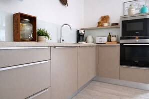 Fridge, microwave, oven, dishwasher - Renovated house, near the sea, Les Sables - 4 people (Les Sables-d´Olonne)