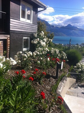 Property grounds - Queenstown House Boutique Bed and Breakfast and Apartments (Queenstown)