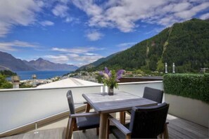 Outdoor dining - Queenstown House Boutique Bed and Breakfast and Apartments (Queenstown)