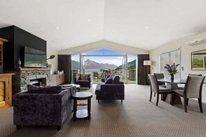 Living area - Queenstown House Boutique Bed and Breakfast and Apartments (Queenstown)