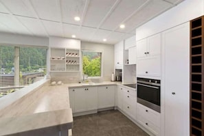 Private kitchen - Queenstown House Boutique Bed and Breakfast and Apartments (Queenstown)