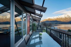 Outdoor dining - Element Escapes (Queenstown)
