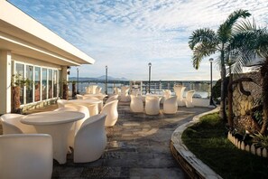 Outdoor dining - Sunlight Hotel Puerto Princesa (Puerto Princesa)