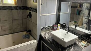 Bubbelbadkar, hårtork och handdukar