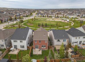 Zona residenziale con case indipendenti, un'area verde centrale e una strada curva.