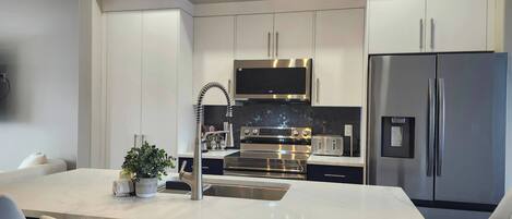 Refrigerador, microondas, horno y parrilla de estufa