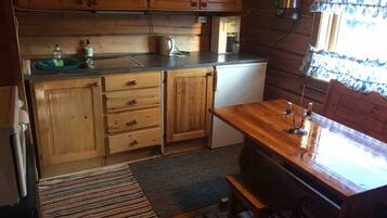 Fridge, oven, stovetop, coffee/tea maker