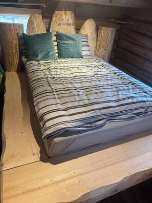 خدمة الإنترنت وتسهيلات لدخول الكراسي المتحركة