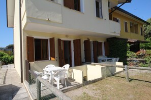 Outdoor dining - Beach holiday home for four guests (Rosolin)