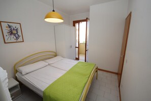 1 bedroom, free WiFi - Beach holiday home for four guests (Rosolin)