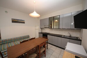 Microwave, cookware/dishes/utensils, spices - Villa for Group Holiday near Beach (Rosolina Mare RO)