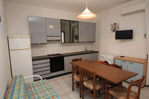 Microwave, cookware/dishes/utensils, spices - Villa for Group Holiday near Beach (Rosolina Mare RO)