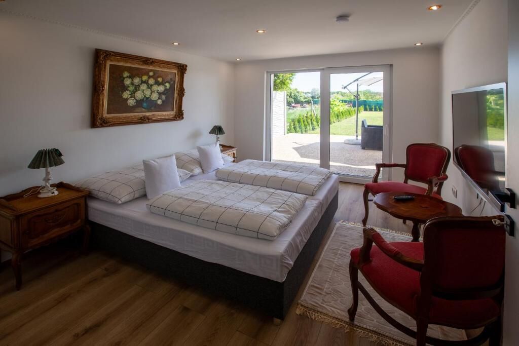 Iron/ironing board, bed sheets