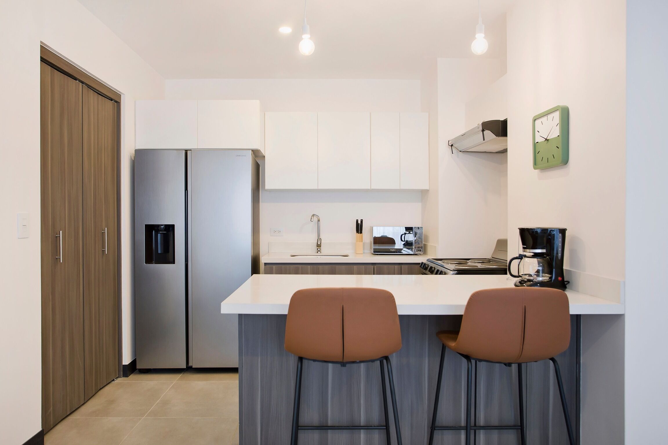 Coffee/tea maker, fridge, microwave, stovetop