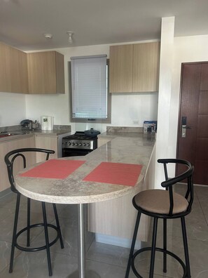 Microwave, oven, high chair - Modern Luxury Condo with Pool Access in Kingston, Jamaica (Kingston)