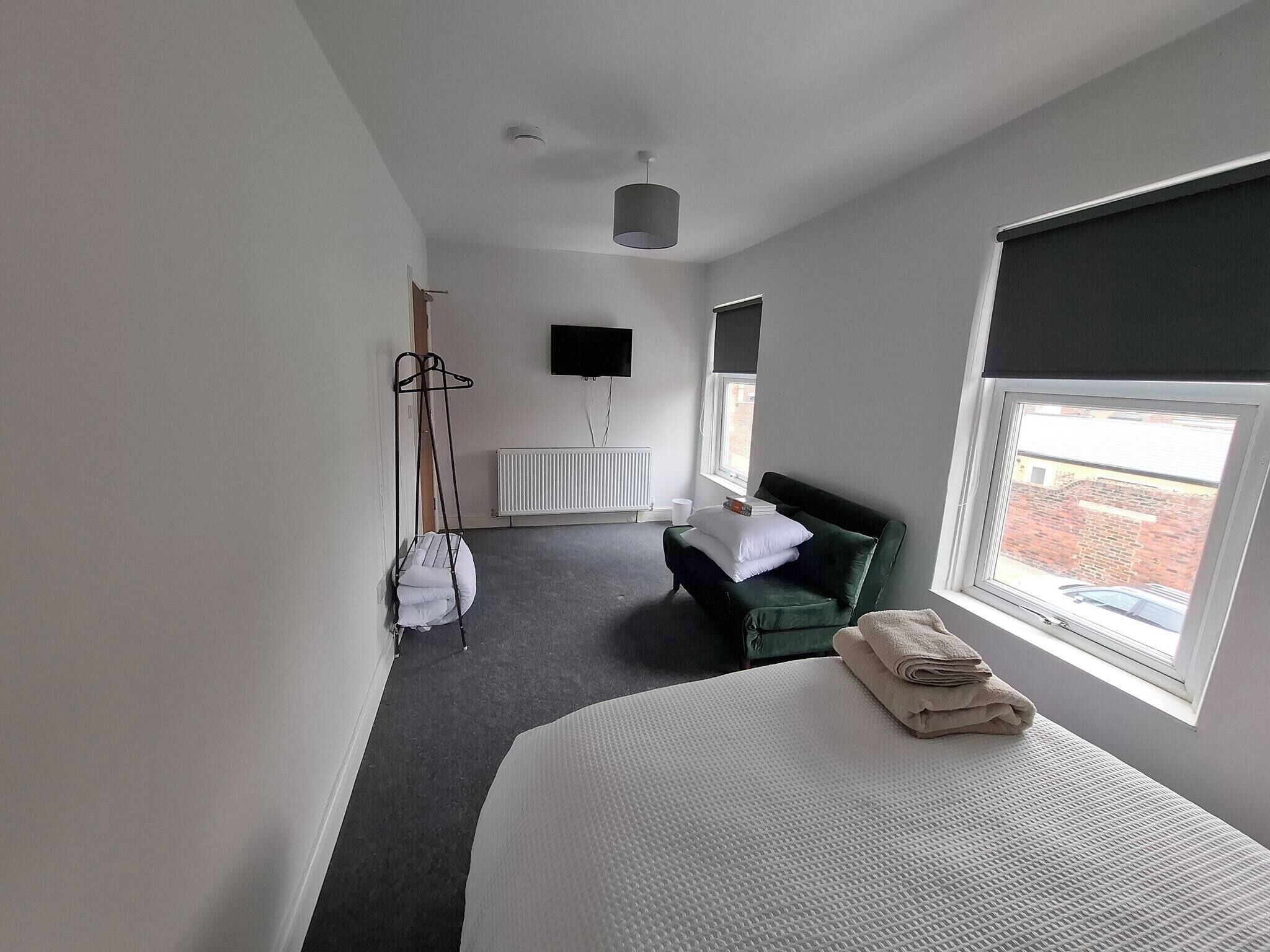 4 bedrooms, iron/ironing board, Internet, bed sheets