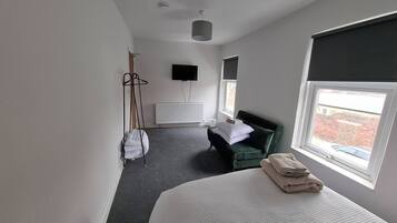 4 bedrooms, iron/ironing board, Internet, bed sheets
