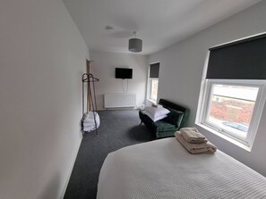 Iron/ironing board, Internet, bed sheets - Luxurious 4-Bed House with Sauna & Jacuzzi in Sunderland (Sunderland)