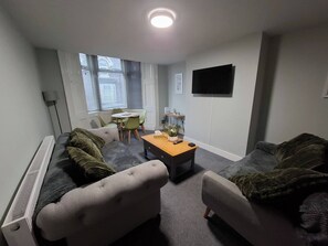 TV - Luxurious 4-Bed House with Sauna & Jacuzzi in Sunderland (Sunderland)