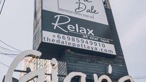 Une enseigne pour le spa The Dale Relax de Pattaya, avec les coordonnées et l’adresse du site web.