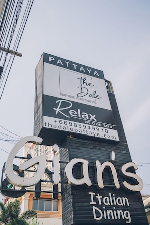 Schild für The Dale Relax Spa in Pattaya mit Kontaktinformationen und Website.