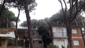 A two-story building with a balcony on the upper floor. - Stylish Stay for 4 near Porto Caleri (Rosolina Mare RO)